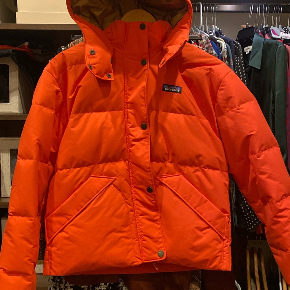 Patagonia Like new cozy warm puffy coat with zipper and snaps. Detachable hood.